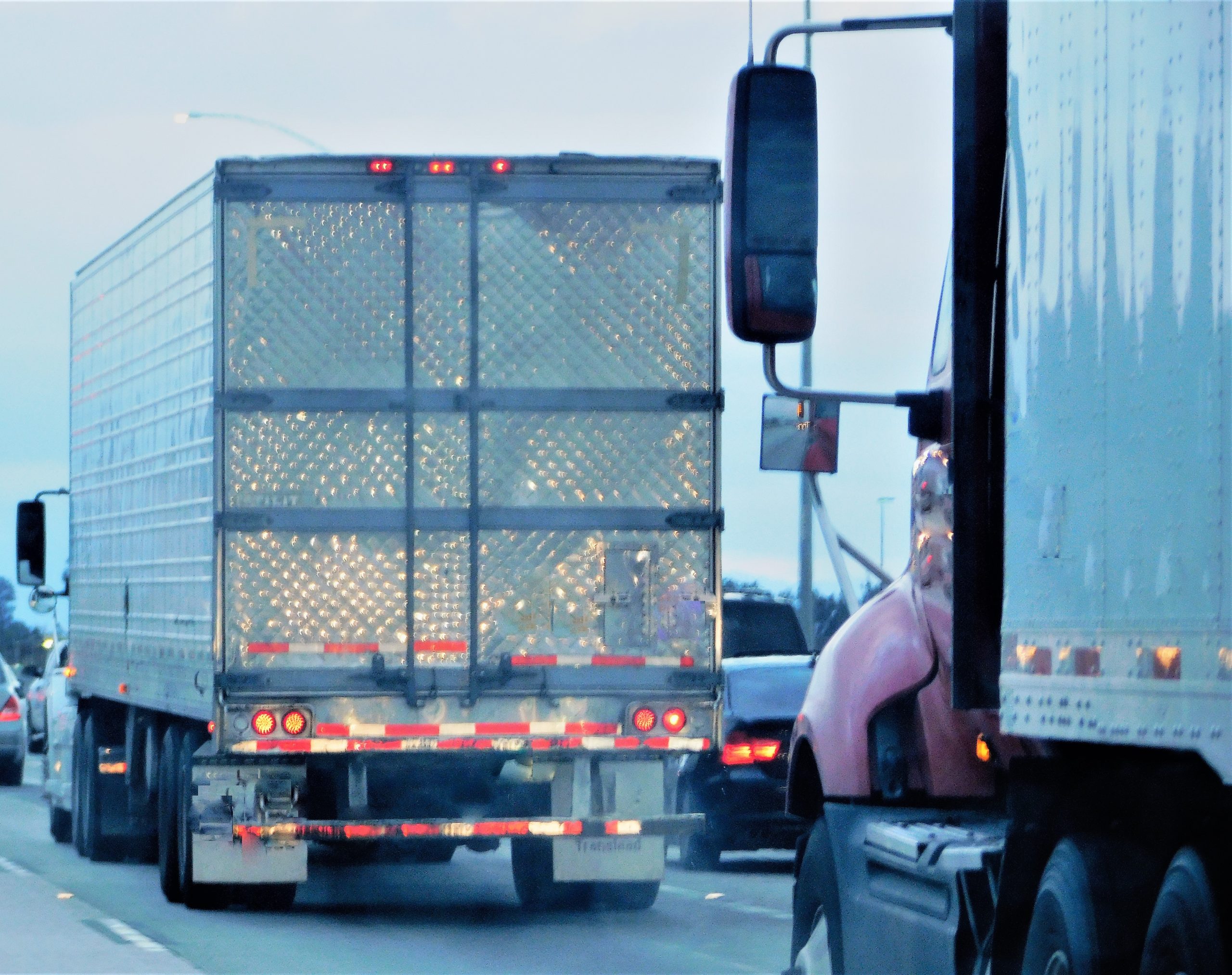 Con demasiada frecuencia, las noticias informan sobre los accidentes de camiones pesados se refiere como camiones cisterna, semis, o grandes camiones, y la forma en que a menudo se producen en la carretera o la autopista Pennsylvania Turnpike.